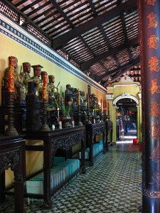 450px-Inside_Giac_Lam_Pagoda